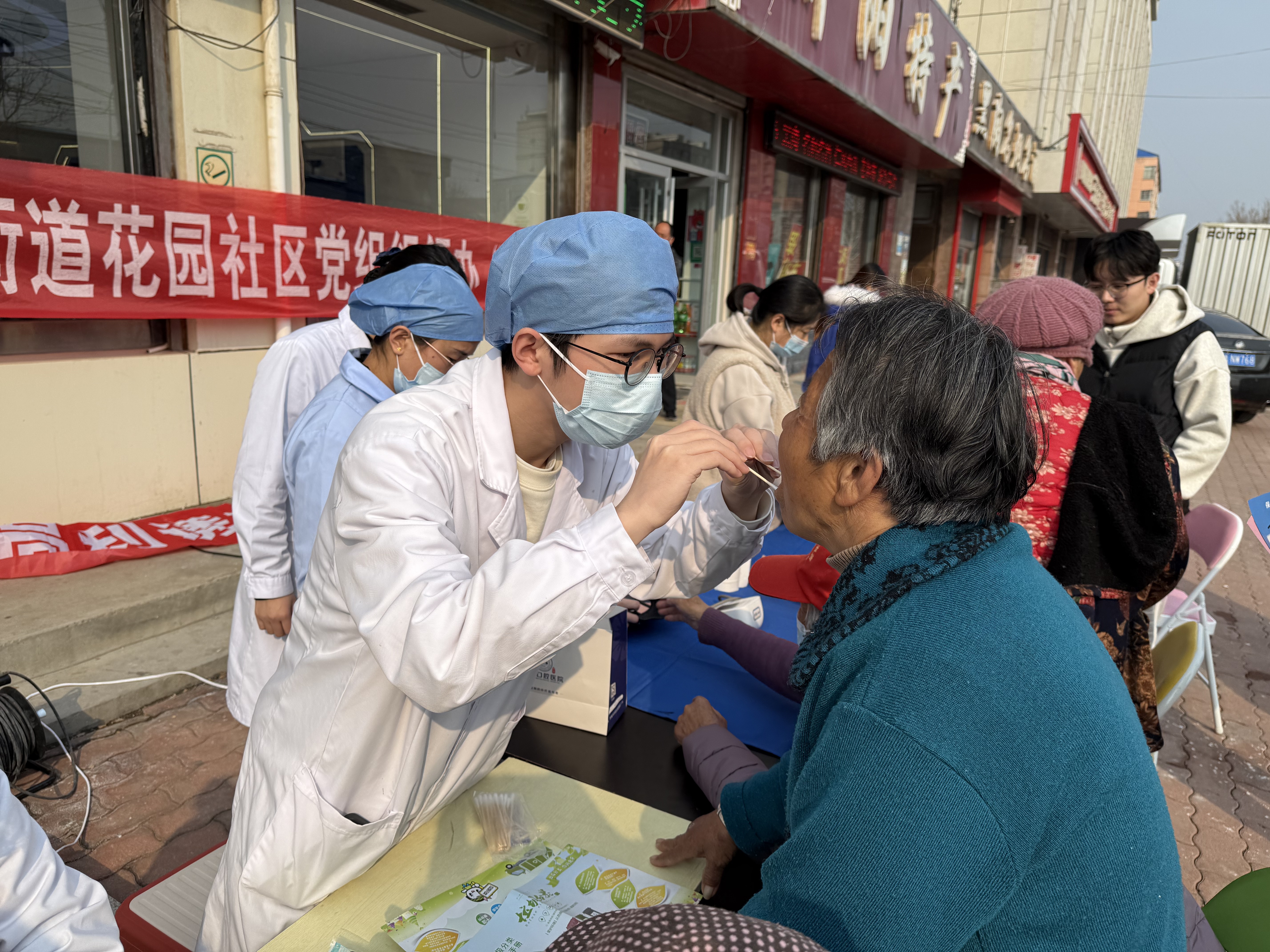 “暖春医路，守护她力量”——山东勇峰医疗集团开展公益睦邻市集活动
